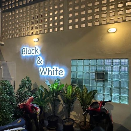 Mr Black & Ms White -Self Check In Accommodation Bangkok Exterior photo